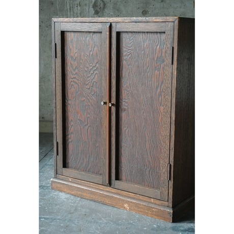 開き戸棚 Cupboard