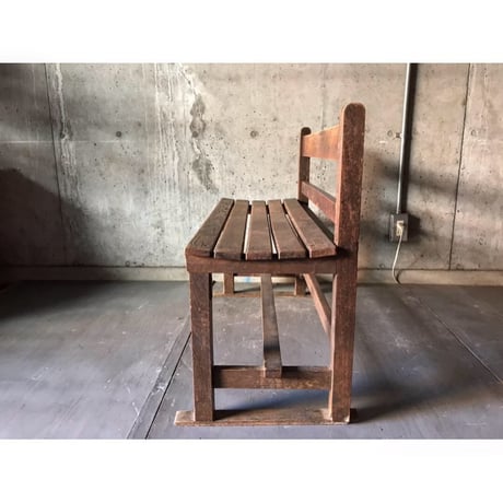 小ぶりなベンチ