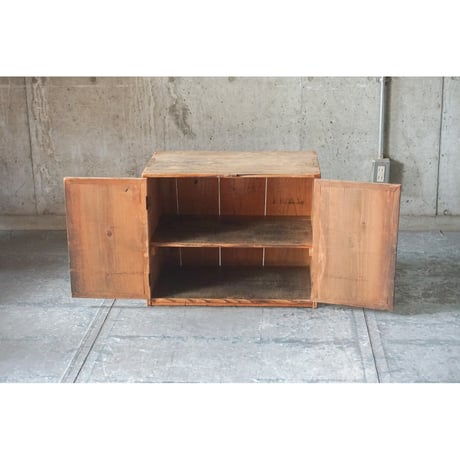 戸棚 Wooden shelf