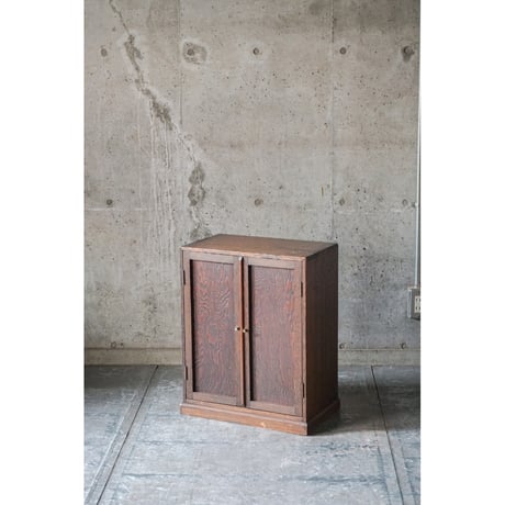 開き戸棚 Cupboard