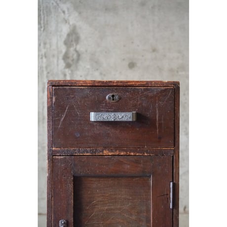 収納戸棚　Wooden shelf