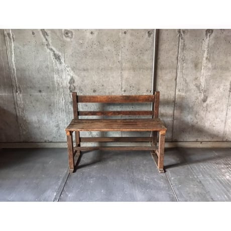 小ぶりなベンチ