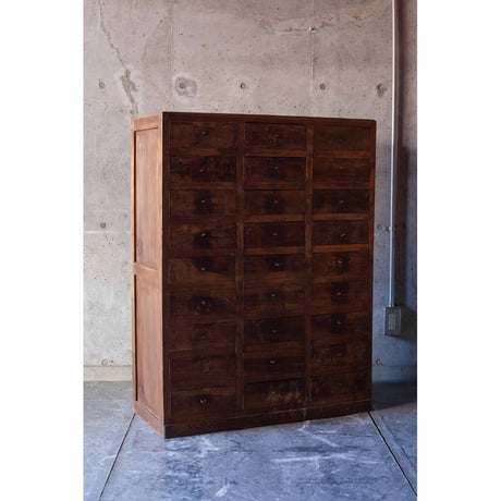 種屋さんの引出棚