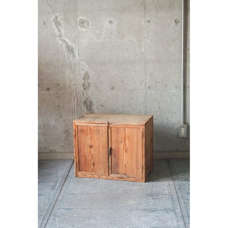 戸棚 Wooden shelf