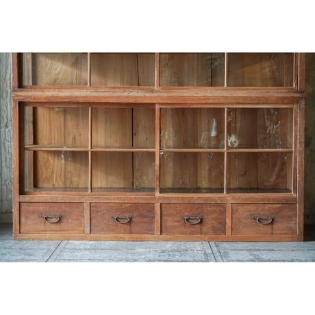 ガラス戸棚