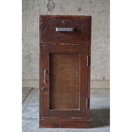 収納戸棚　Wooden shelf
