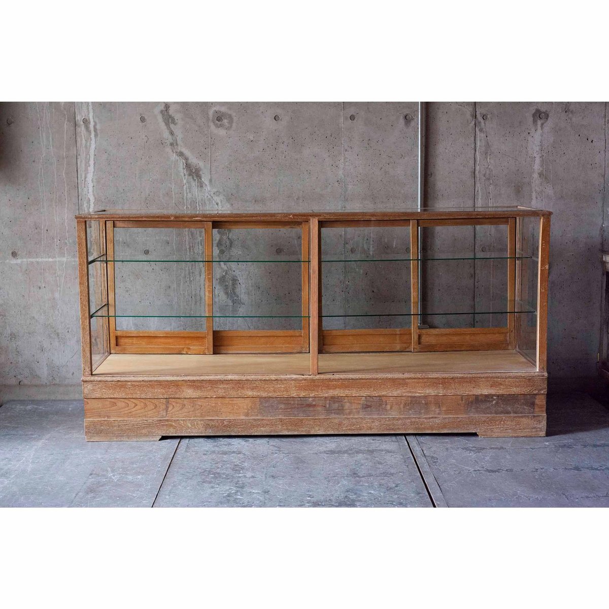 【直接お引き取り】ガラスショーケースと木製土台 直接お引き取り】ガラスショーケースと木製土台 脚付き木製