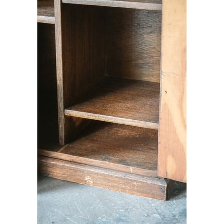 開き戸棚 Cupboard