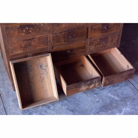 種屋さんの引出棚