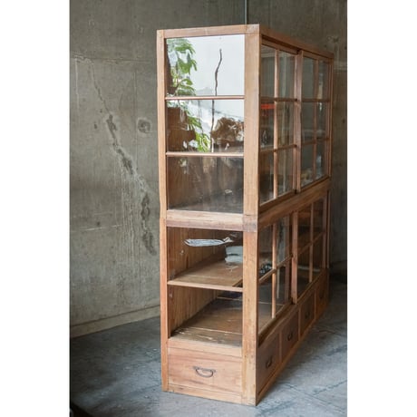 ガラス戸棚