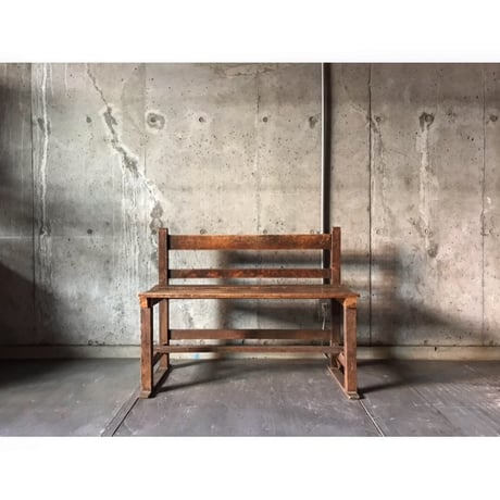 小ぶりなベンチ