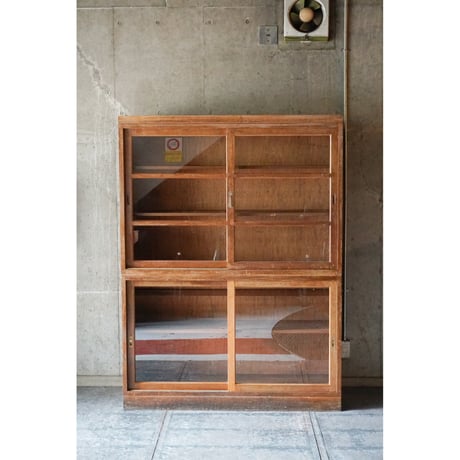 ガラス戸棚