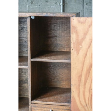 開き戸棚 Cupboard