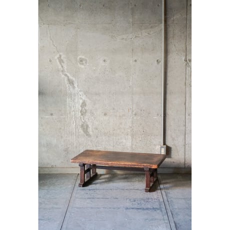 民芸調座卓ミニテーブル　赤と黒のフクロウ彫刻入り　中央に凹み有り ローテーブル 民芸調座卓ミニテーブル 赤と黒のフクロウ彫刻入り 中央に凹み