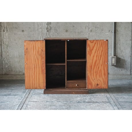 開き戸棚 Cupboard
