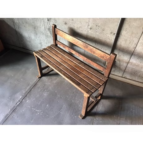 小ぶりなベンチ
