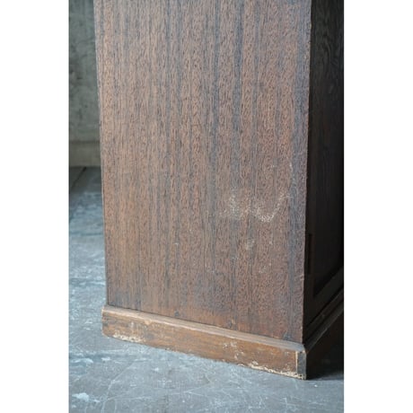 開き戸棚 Cupboard