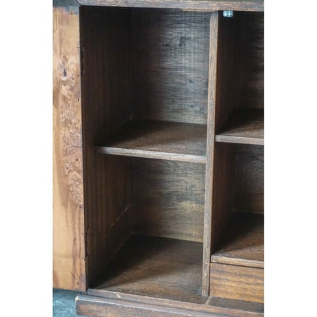 開き戸棚 Cupboard