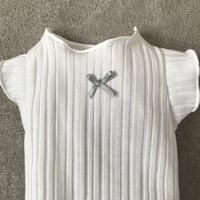 frill ribbon tank top . ［ white ］