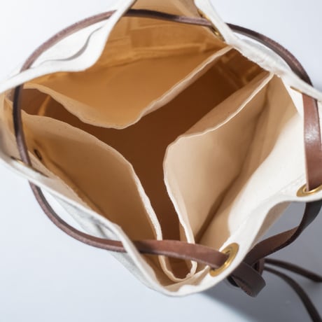 Round Tote Bag - Brick paint