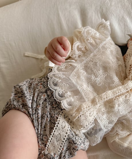 即納Lace ruffle vest