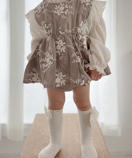 即納embroidery flower frill rompers