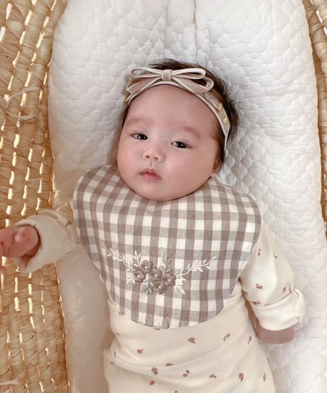 即納plaid flower bib