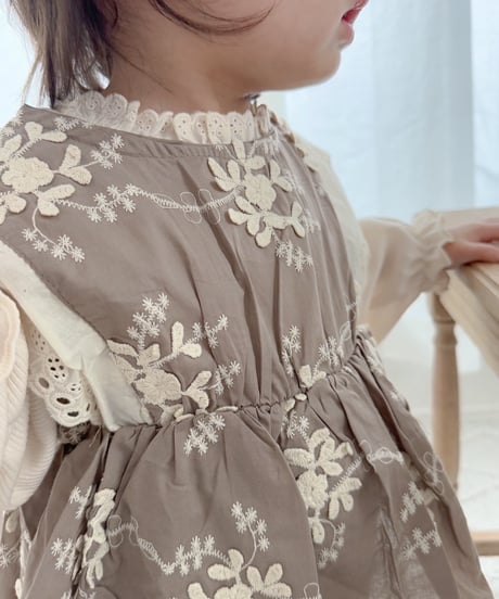 即納embroidery flower frill rompers