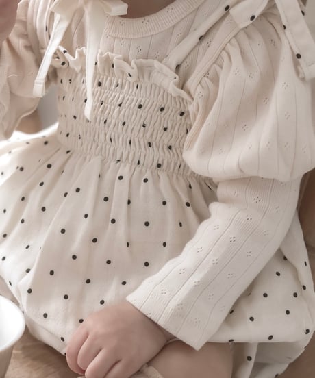 即納eyelet puff sleeve tops