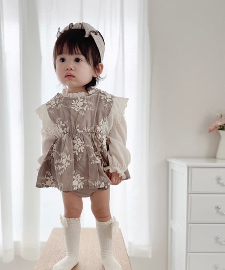 即納embroidery flower frill rompers