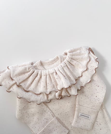 即納 marble frill bib