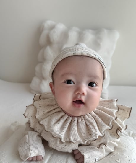 即納 marble frill bib