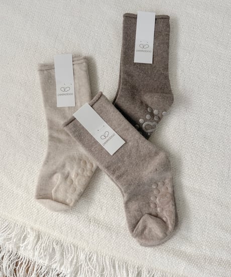 即納nuance brown roll socks set