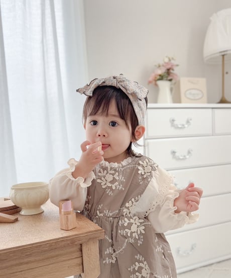 即納embroidery flower frill rompers