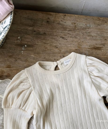 即納eyelet puff sleeve tops