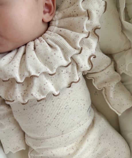 即納 marble frill bib