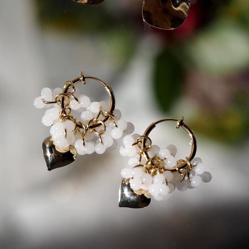 ぷっくりチェコビーズとハートチャームのピアス/イヤリング | Funif