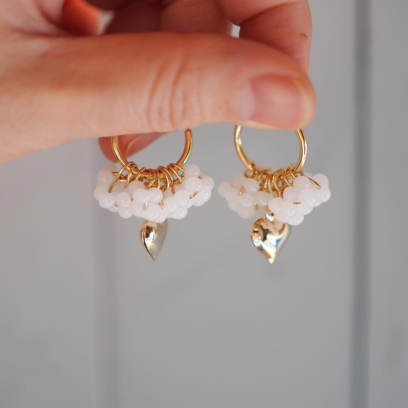 ポットチャームとチェコビーズのピアス　ハンドメイド　白♡ ぷっくりチェコビーズとハートチャームのピアス/イヤリング | Funif