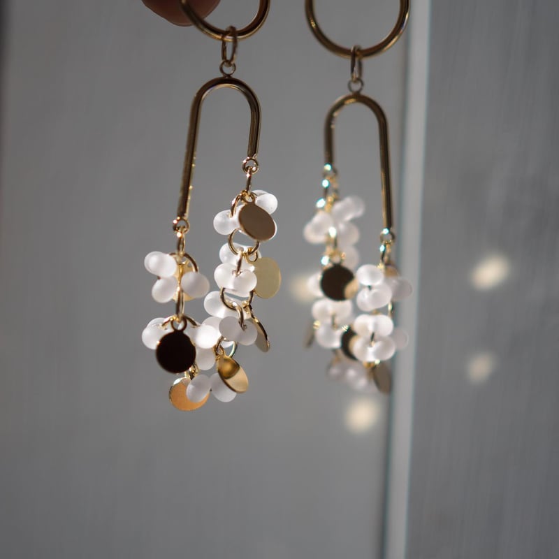 ぷっくりチェコビーズとメタルプレートが輝くピアス/イヤリング | Funif