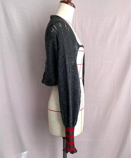 【Sway】<Lace pattern Shrug sleeve> Charcoal x Red line