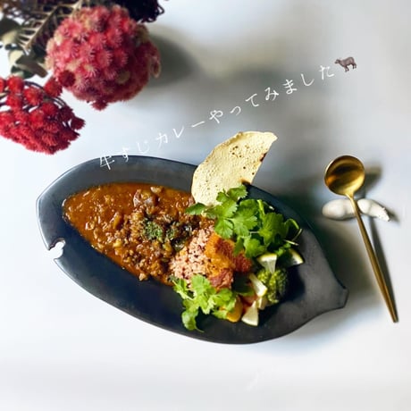 国産黒毛和牛の牛すじカレー( 辛さ控えめver．)