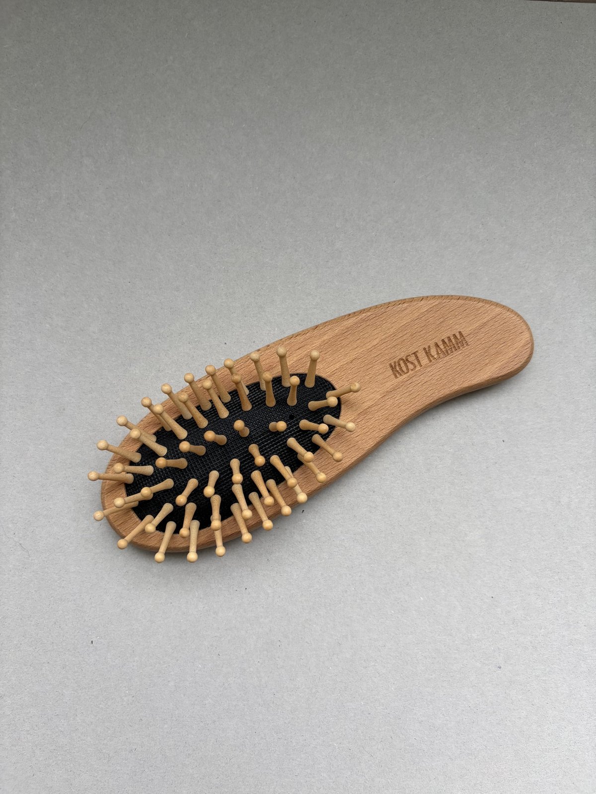 KOSTKAMM] Waxed Beech Wood Dolphin Brush / 14