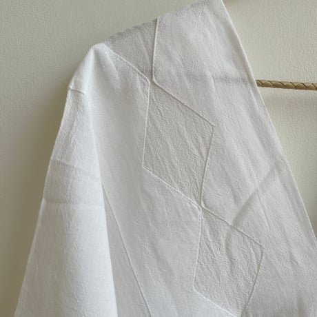 [ pips ] / plainly woven  cotton huipil / White