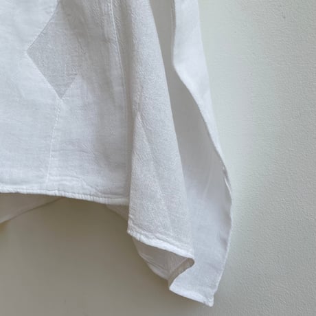 [ pips ] / plainly woven  cotton huipil / White