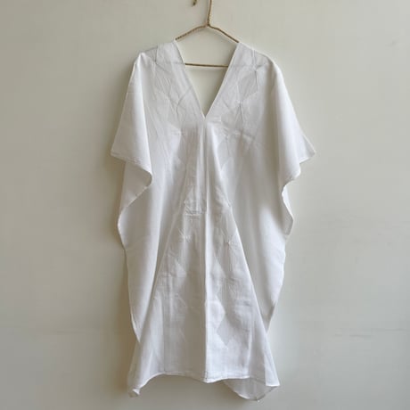 [ pips ] / plainly woven  cotton huipil / White