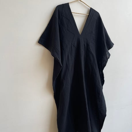 [ pips ] / plainly woven  cotton huipil / Black