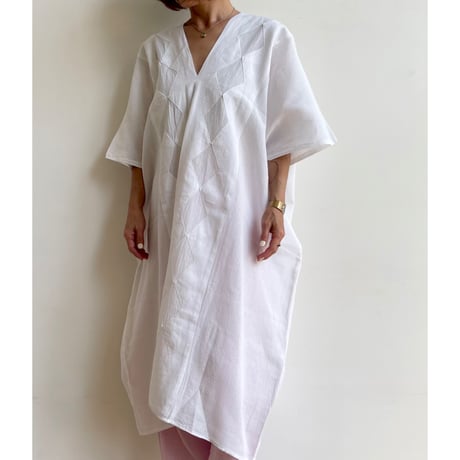 [ pips ] / plainly woven  cotton huipil / White