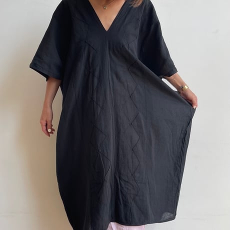 [ pips ] / plainly woven  cotton huipil / Black