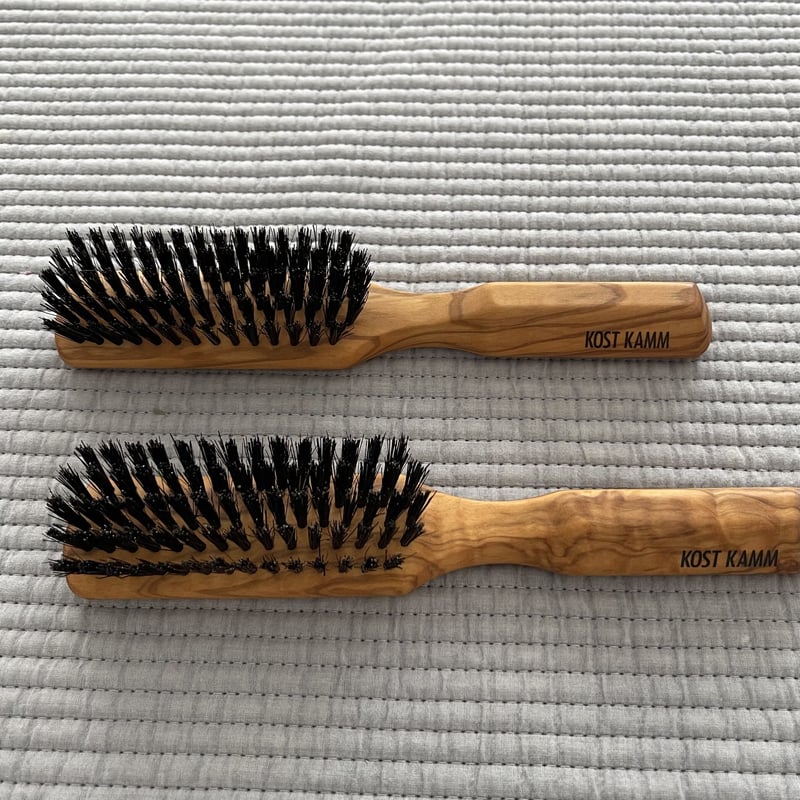 KOSTKAMM] Olive Wood Hair Brush with Black Bo