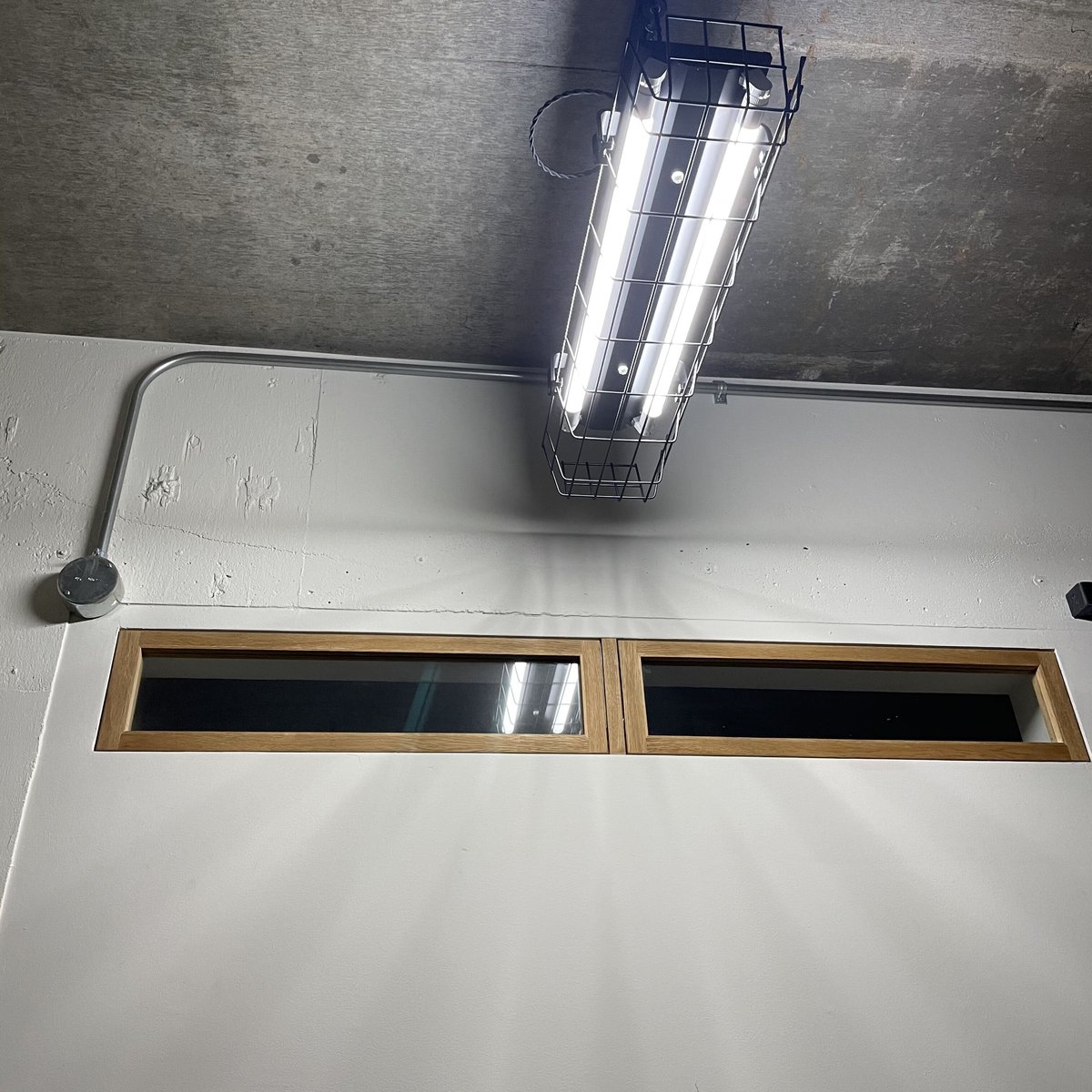 [新品未使用]逆富士LED2灯ダクトレール ステンレスガード 135cm 新品未使用]逆富士LED2灯ダクトレール ステンレスガード 135cm B-2L20G